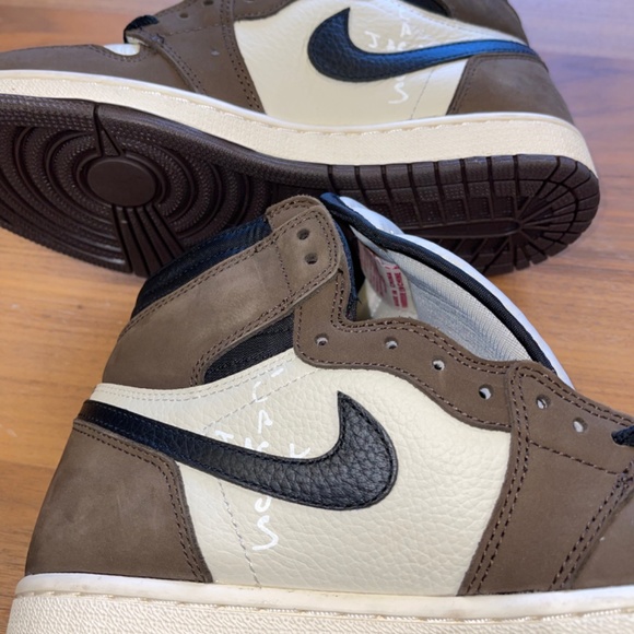Travis Scott  x air jordan 1 retro high OG Mocha Size 8 men